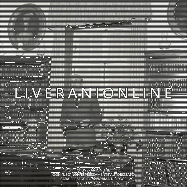 1967 CASCAIS- VILLA ITALIA RE UMBERTO DI SAVOIA NELLA SUA RESIDENZA NELLA FOTO RE UMBERTO DI SAVOIA NELLA SUA VILLA AG ALDO LIVERANI SAS