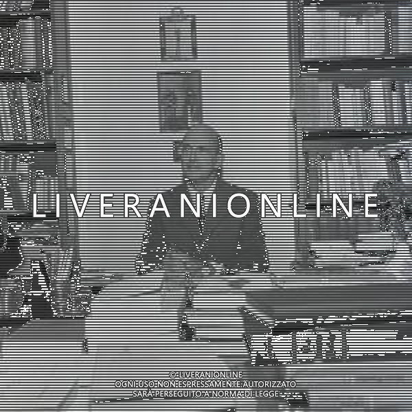1967 CASCAIS- VILLA ITALIA RE UMBERTO DI SAVOIA NELLA SUA RESIDENZA NELLA FOTO RE UMBERTO DI SAVOIA NELLA SUA VILLA AG ALDO LIVERANI SAS