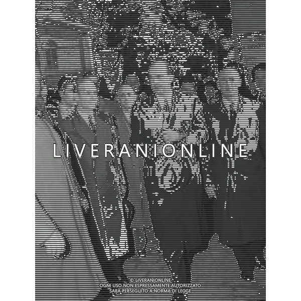 1953 MONTPELLIER RE UMBERTO DI SAVOIA SULLA TOMBA DELLA MADRE NELLA FOTO RE UMBERTO DI SAVOIA SULLA TOMBA DELLA MADRE AG ALDO LIVERANI SAS