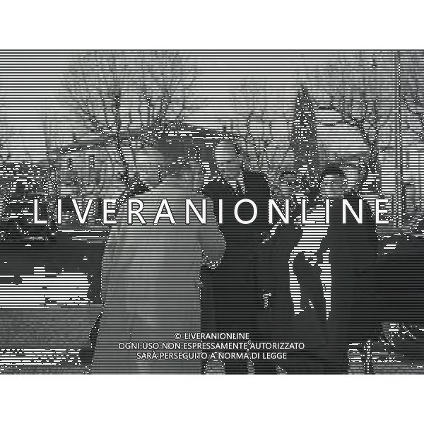 1953 MONTPELLIER RE UMBERTO DI SAVOIA SULLA TOMBA DELLA MADRE NELLA FOTO RE UMBERTO DI SAVOIA SULLA TOMBA DELLA MADRE AG ALDO LIVERANI SAS