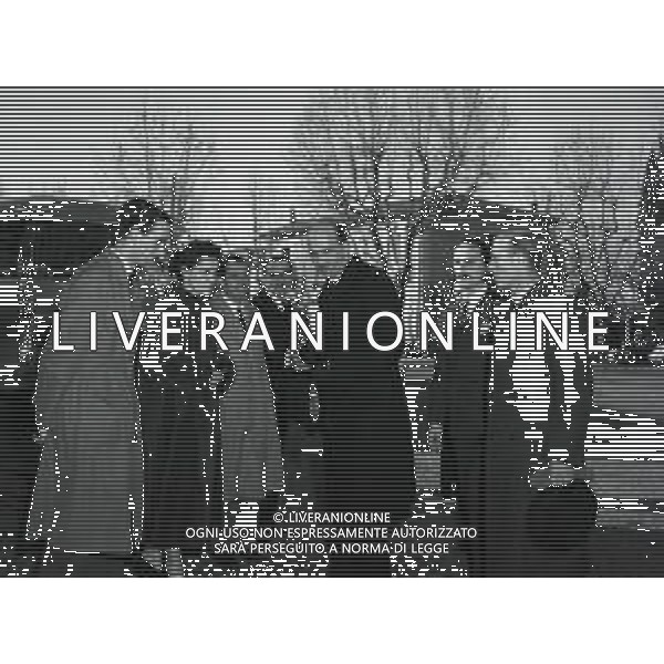 1953 MONTPELLIER RE UMBERTO DI SAVOIA SULLA TOMBA DELLA MADRE NELLA FOTO RE UMBERTO DI SAVOIA SULLA TOMBA DELLA MADRE AG ALDO LIVERANI SAS