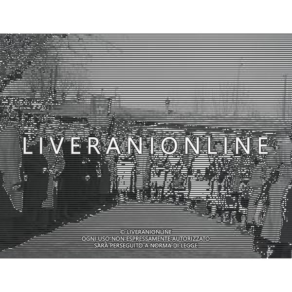 1953 MONTPELLIER RE UMBERTO DI SAVOIA SULLA TOMBA DELLA MADRE NELLA FOTO RE UMBERTO DI SAVOIA SULLA TOMBA DELLA MADRE AG ALDO LIVERANI SAS