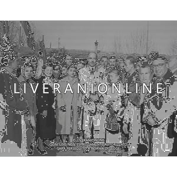 1953 MONTPELLIER RE UMBERTO DI SAVOIA SULLA TOMBA DELLA MADRE NELLA FOTO RE UMBERTO DI SAVOIA SULLA TOMBA DELLA MADRE AG ALDO LIVERANI SAS