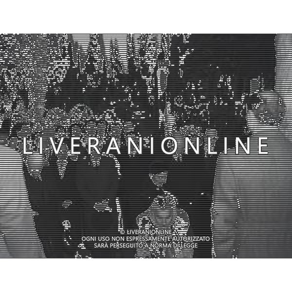 1953 MONTPELLIER RE UMBERTO DI SAVOIA SULLA TOMBA DELLA MADRE NELLA FOTO RE UMBERTO DI SAVOIA SULLA TOMBA DELLA MADRE AG ALDO LIVERANI SAS