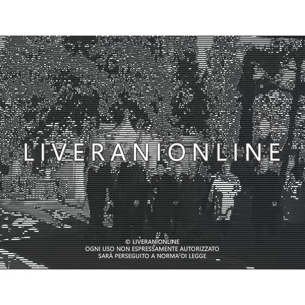 1953 MONTPELLIER RE UMBERTO DI SAVOIA SULLA TOMBA DELLA MADRE NELLA FOTO RE UMBERTO DI SAVOIA SULLA TOMBA DELLA MADRE AG ALDO LIVERANI SAS