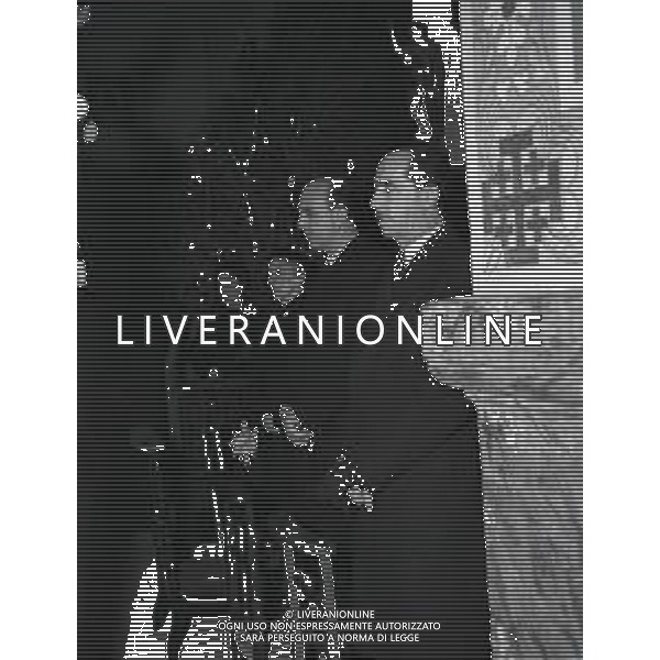 1953 MONTPELLIER RE UMBERTO DI SAVOIA SULLA TOMBA DELLA MADRE NELLA FOTO RE UMBERTO DI SAVOIA SULLA TOMBA DELLA MADRE AG ALDO LIVERANI SAS