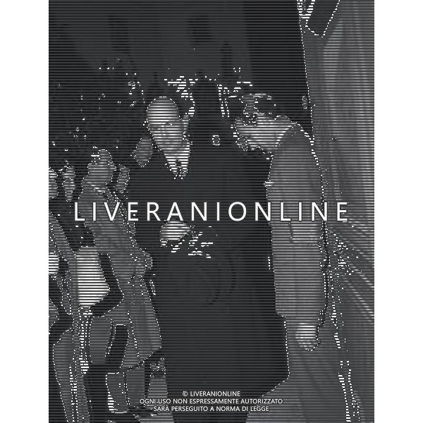 1953 MONTPELLIER RE UMBERTO DI SAVOIA SULLA TOMBA DELLA MADRE NELLA FOTO RE UMBERTO DI SAVOIA SULLA TOMBA DELLA MADRE AG ALDO LIVERANI SAS