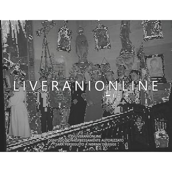 1953 MONTPELLIER RE UMBERTO DI SAVOIA SULLA TOMBA DELLA MADRE NELLA FOTO RE UMBERTO DI SAVOIA SULLA TOMBA DELLA MADRE AG ALDO LIVERANI SAS