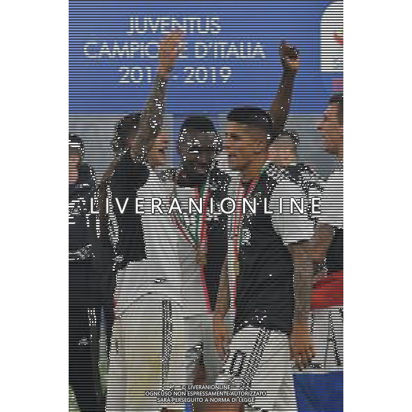 Torino 19-05-2019 Stadio Allianz Stadium Juventus vs Atalanta Serie A Tim 2018-2019 ©Falzone/Agenzia Aldo Liverani Nella foto: Juventus Campione d\'Italia 2018/2019 - Premiazione e Festeggiamenti a fine gara per la vittoria dello scudetto - joao Cancelo e federico bernardeschi / AGENZIA ALDO LIVERANI SAS