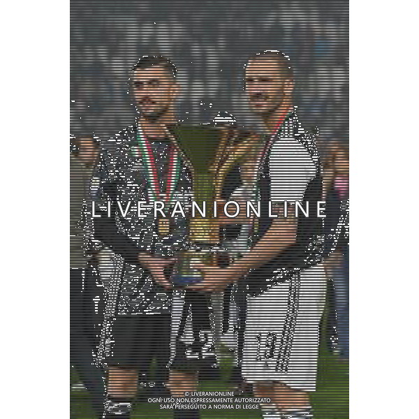 Torino 19-05-2019 Stadio Allianz Stadium Juventus vs Atalanta Serie A Tim 2018-2019 ©Falzone/Agenzia Aldo Liverani Nella foto: Leonardo Bonucci e Mattia Perin con la coppa - Premiazione e Festeggiamenti a fine gara per la vittoria dello scudetto / AGENZIA ALDO LIVERANI SAS