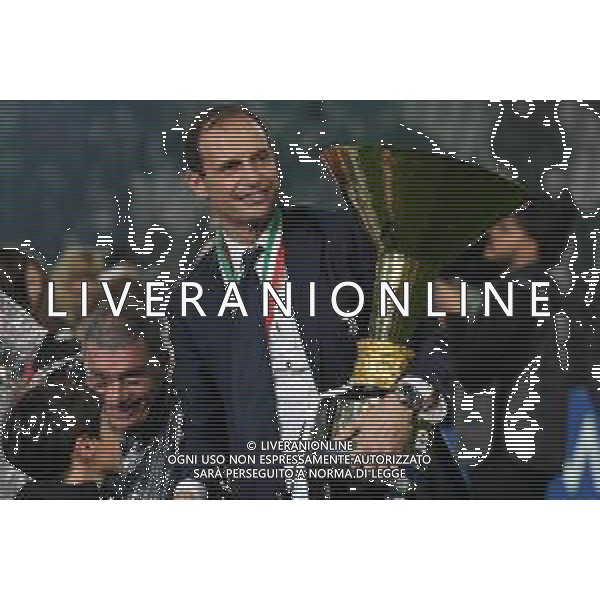 Torino 19-05-2019 Stadio Allianz Stadium Juventus vs Atalanta Serie A Tim 2018-2019 ©Falzone/Agenzia Aldo Liverani Nella foto: Massimiliano Allegri con la coppa - Premiazione e Festeggiamenti a fine gara per la vittoria dello scudetto / AGENZIA ALDO LIVERANI SAS
