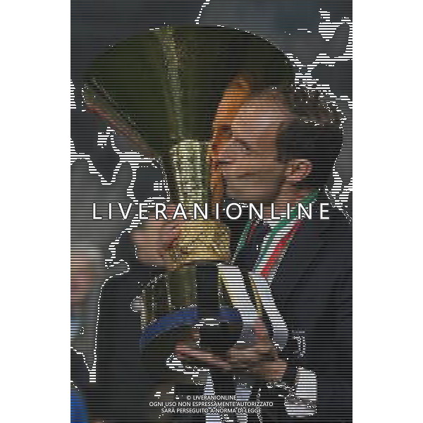 Torino 19-05-2019 Stadio Allianz Stadium Juventus vs Atalanta Serie A Tim 2018-2019 ©Falzone/Agenzia Aldo Liverani Nella foto: Massimiliano Allegri bacia la coppa - Premiazione e Festeggiamenti a fine gara per la vittoria dello scudetto / AGENZIA ALDO LIVERANI SAS
