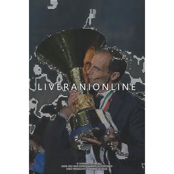 Torino 19-05-2019 Stadio Allianz Stadium Juventus vs Atalanta Serie A Tim 2018-2019 ©Falzone/Agenzia Aldo Liverani Nella foto: Massimiliano Allegri bacia la coppa - Premiazione e Festeggiamenti a fine gara per la vittoria dello scudetto / AGENZIA ALDO LIVERANI SAS