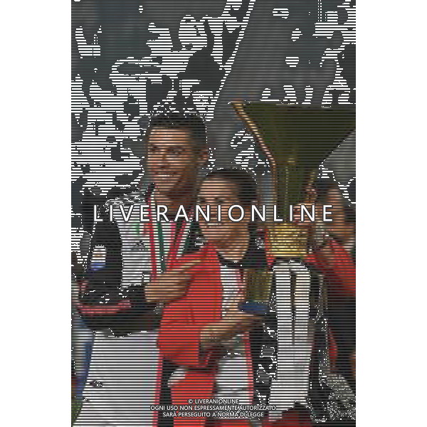 Torino 19-05-2019 Stadio Allianz Stadium Juventus vs Atalanta Serie A Tim 2018-2019 ©Falzone/Agenzia Aldo Liverani Nella foto: Cristiano Ronaldo e mamma Maria Dolores dos Santos Aveiro con la coppa - Premiazione e Festeggiamenti a fine gara per la vittoria dello scudetto / AGENZIA ALDO LIVERANI SAS