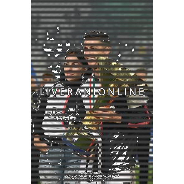 Torino 19-05-2019 Stadio Allianz Stadium Juventus vs Atalanta Serie A Tim 2018-2019 ©Falzone/Agenzia Aldo Liverani Nella foto: Cristiano Ronaldo e Georgina Rodriguez con la coppa - Premiazione e Festeggiamenti a fine gara per la vittoria dello scudetto / AGENZIA ALDO LIVERANI SAS