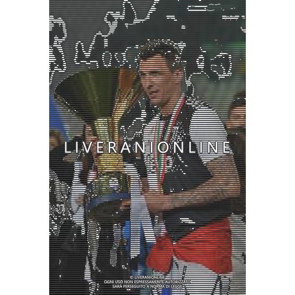 Torino 19-05-2019 Stadio Allianz Stadium Juventus vs Atalanta Serie A Tim 2018-2019 ©Falzone/Agenzia Aldo Liverani Nella foto: Mario Mandzukic - con la coppa Premiazione e Festeggiamenti a fine gara per la vittoria dello scudetto / AGENZIA ALDO LIVERANI SAS