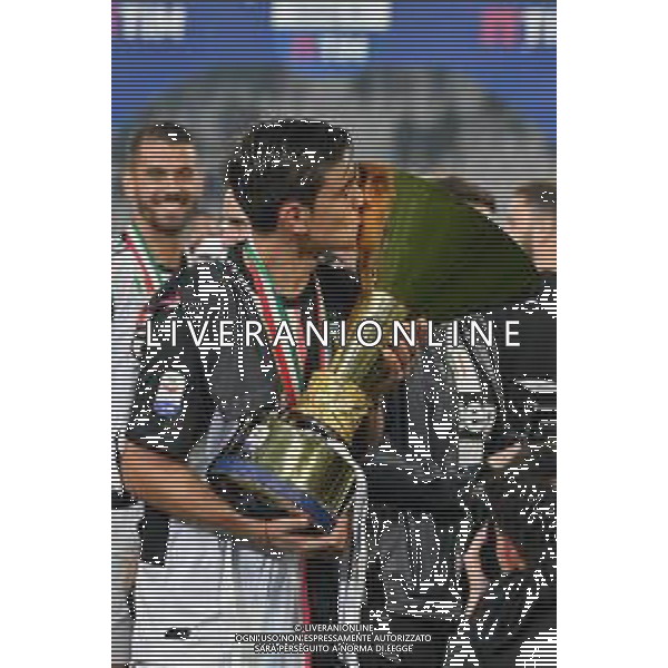 Torino 19-05-2019 Stadio Allianz Stadium Juventus vs Atalanta Serie A Tim 2018-2019 ©Falzone/Agenzia Aldo Liverani Nella foto: Paulo Dybala bacia la coppa - Premiazione e Festeggiamenti a fine gara per la vittoria dello scudetto / AGENZIA ALDO LIVERANI SAS