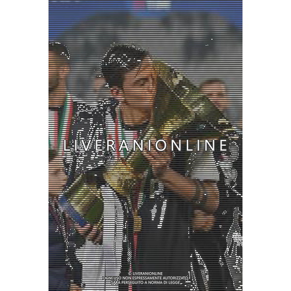 Torino 19-05-2019 Stadio Allianz Stadium Juventus vs Atalanta Serie A Tim 2018-2019 ©Falzone/Agenzia Aldo Liverani Nella foto: Paulo Dybala bacia la coppa - Premiazione e Festeggiamenti a fine gara per la vittoria dello scudetto / AGENZIA ALDO LIVERANI SAS