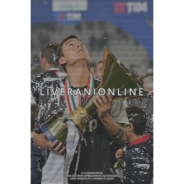 Torino 19-05-2019 Stadio Allianz Stadium Juventus vs Atalanta Serie A Tim 2018-2019 ©Falzone/Agenzia Aldo Liverani Nella foto: Paulo Dybala con la coppa con dedica al papa\' - Premiazione e Festeggiamenti a fine gara per la vittoria dello scudetto / AGENZIA ALDO LIVERANI SAS