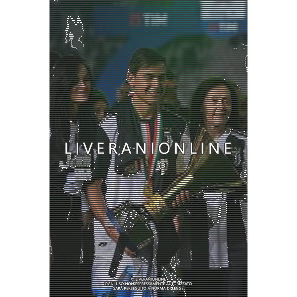Torino 19-05-2019 Stadio Allianz Stadium Juventus vs Atalanta Serie A Tim 2018-2019 ©Falzone/Agenzia Aldo Liverani Nella foto: Paulo Dybala con la coppa Oriana Sabatini e la mamma - Premiazione e Festeggiamenti a fine gara per la vittoria dello scudetto / AGENZIA ALDO LIVERANI SAS