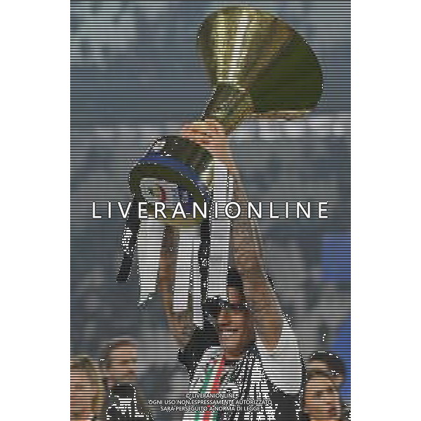 Torino 19-05-2019 Stadio Allianz Stadium Juventus vs Atalanta Serie A Tim 2018-2019 ©Falzone/Agenzia Aldo Liverani Nella foto: Joao Cancelo con la coppa - Premiazione e Festeggiamenti a fine gara per la vittoria dello scudetto / AGENZIA ALDO LIVERANI SAS