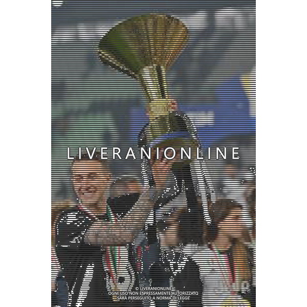 Torino 19-05-2019 Stadio Allianz Stadium Juventus vs Atalanta Serie A Tim 2018-2019 ©Falzone/Agenzia Aldo Liverani Nella foto: Federico Bernardeschi con la coppa -- Premiazione e Festeggiamenti a fine gara per la vittoria dello scudetto / AGENZIA ALDO LIVERANI SAS