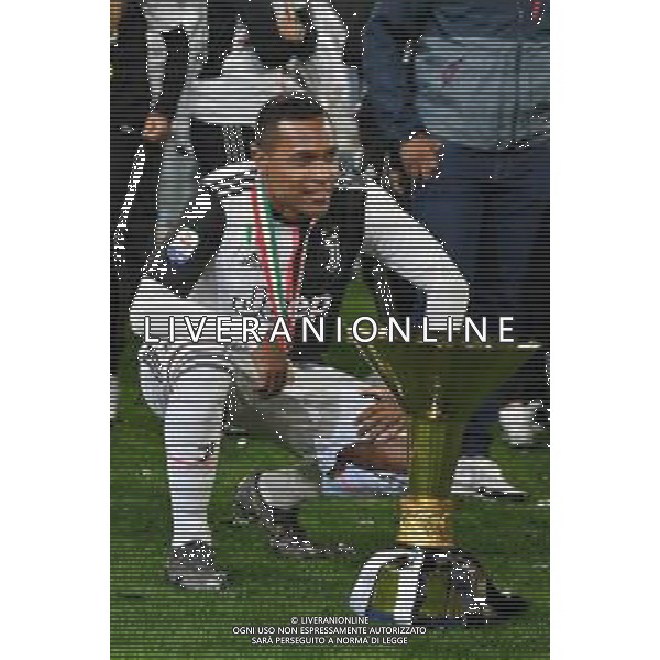 Torino 19-05-2019 Stadio Allianz Stadium Juventus vs Atalanta Serie A Tim 2018-2019 ©Falzone/Agenzia Aldo Liverani Nella foto: Alex Sandro con la coppa -- Premiazione e Festeggiamenti a fine gara per la vittoria dello scudetto / AGENZIA ALDO LIVERANI SAS