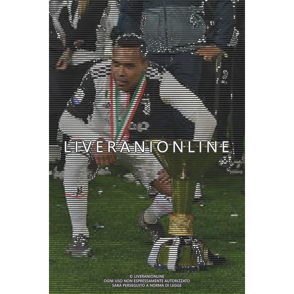 Torino 19-05-2019 Stadio Allianz Stadium Juventus vs Atalanta Serie A Tim 2018-2019 ©Falzone/Agenzia Aldo Liverani Nella foto: Alex Sandro con la coppa - - Premiazione e Festeggiamenti a fine gara per la vittoria dello scudetto / AGENZIA ALDO LIVERANI SAS