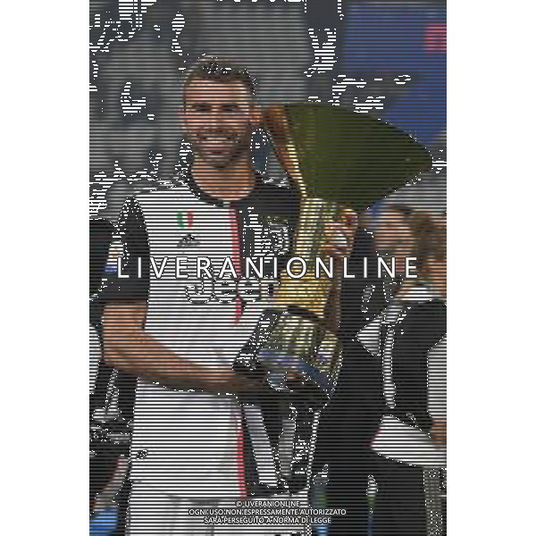 Torino 19-05-2019 Stadio Allianz Stadium Juventus vs Atalanta Serie A Tim 2018-2019 ©Falzone/Agenzia Aldo Liverani Nella foto: Andrea Barzagli con la coppa -- Premiazione e Festeggiamenti a fine gara per la vittoria dello scudetto / AGENZIA ALDO LIVERANI SAS