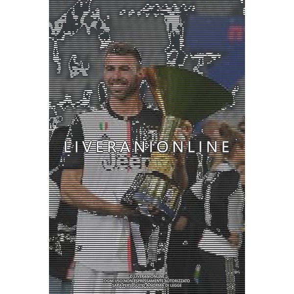 Torino 19-05-2019 Stadio Allianz Stadium Juventus vs Atalanta Serie A Tim 2018-2019 ©Falzone/Agenzia Aldo Liverani Nella foto: Andrea Barzagli con la coppa -- Premiazione e Festeggiamenti a fine gara per la vittoria dello scudetto / AGENZIA ALDO LIVERANI SAS