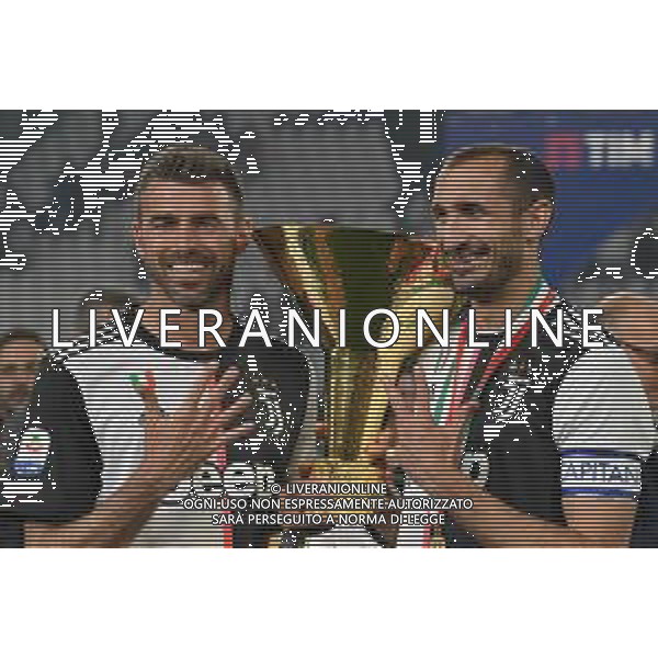 Torino 19-05-2019 Stadio Allianz Stadium Juventus vs Atalanta Serie A Tim 2018-2019 ©Falzone/Agenzia Aldo Liverani Nella foto: Andrea Barzagli e Giorgio Chiellini con la coppa -- Premiazione e Festeggiamenti a fine gara per la vittoria dello scudetto / AGENZIA ALDO LIVERANI SAS