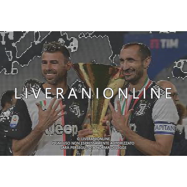 Torino 19-05-2019 Stadio Allianz Stadium Juventus vs Atalanta Serie A Tim 2018-2019 ©Falzone/Agenzia Aldo Liverani Nella foto: Andrea Barzagli e Giorgio Chiellini con la coppa -- Premiazione e Festeggiamenti a fine gara per la vittoria dello scudetto / AGENZIA ALDO LIVERANI SAS