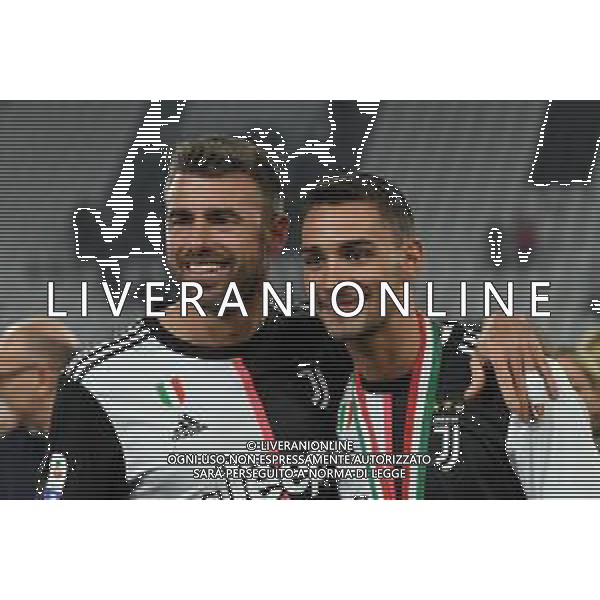 Torino 19-05-2019 Stadio Allianz Stadium Juventus vs Atalanta Serie A Tim 2018-2019 ©Falzone/Agenzia Aldo Liverani Nella foto: Andrea Barzagli e Mattia De Sciglio - Premiazione e Festeggiamenti a fine gara per la vittoria dello scudetto / AGENZIA ALDO LIVERANI SAS
