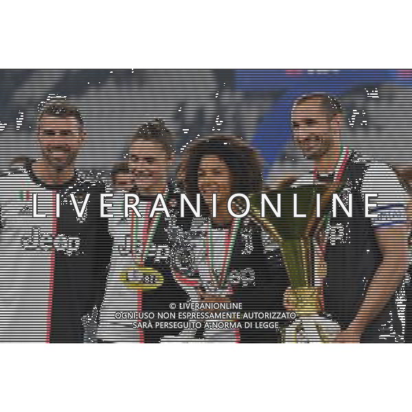 Torino 19-05-2019 Stadio Allianz Stadium Juventus vs Atalanta Serie A Tim 2018-2019 ©Falzone/Agenzia Aldo Liverani Nella foto: andrea barzagli e Giorgio chiellini con la coppa e Sara Gama-Festeggiamenti finali - Premiazione e Festeggiamenti a fine gara per la vittoria dello scudetto / AGENZIA ALDO LIVERANI SAS