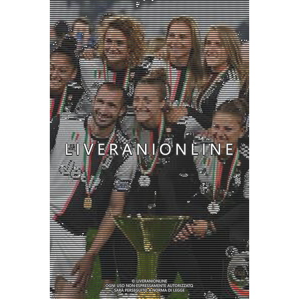 Torino 19-05-2019 Stadio Allianz Stadium Juventus vs Atalanta Serie A Tim 2018-2019 ©Falzone/Agenzia Aldo Liverani Nella foto: Giorgio Chiellini con la coppa con le neo campionesse d\'Italia Juventus Women\'s Femminile - Premiazione e Festeggiamenti a fine gara per la vittoria dello scudetto / AGENZIA ALDO LIVERANI SAS