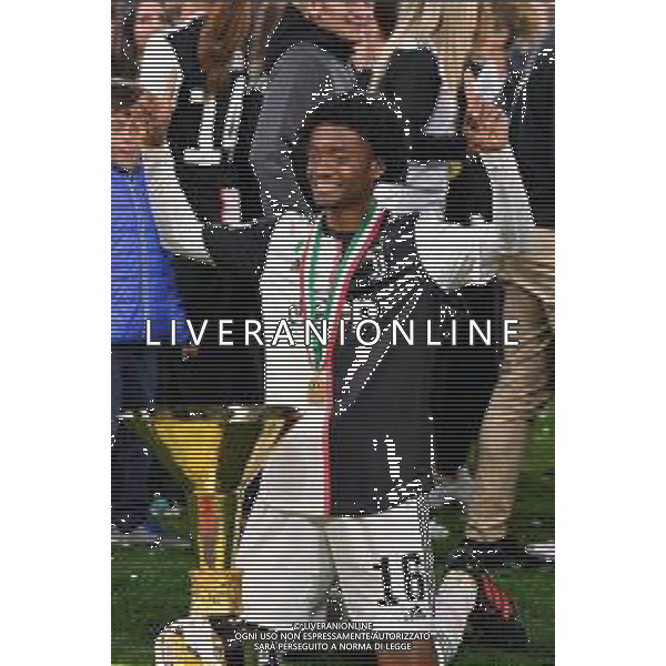 Torino 19-05-2019 Stadio Allianz Stadium Juventus vs Atalanta Serie A Tim 2018-2019 ©Falzone/Agenzia Aldo Liverani Nella foto: Juan Cuadrado con la coppa - Premiazione e Festeggiamenti a fine gara per la vittoria dello scudetto / AGENZIA ALDO LIVERANI SAS