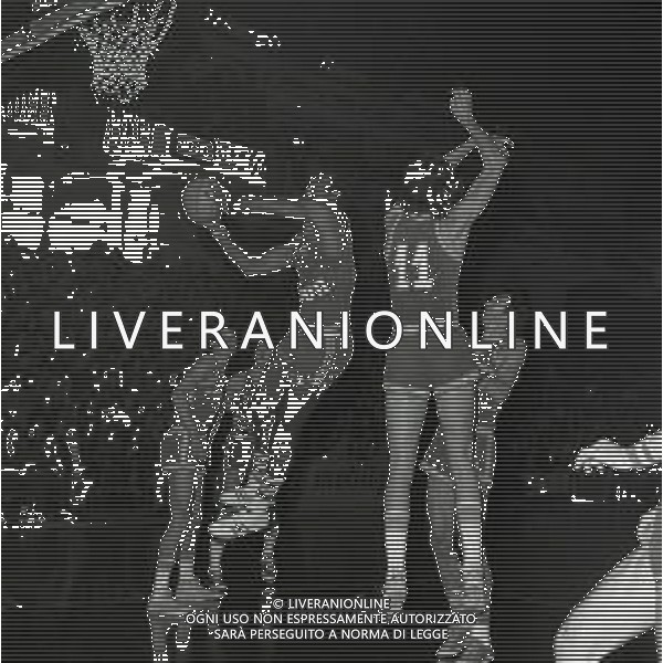 MILANO CAMPIONATO DI BASKET SERIE A 1974 1975 MOBILQUATTRO PRORA CANON VENEZIA NELLA FOTO AZIONE DI GIOCO AG ALDO LIVERANI SAS