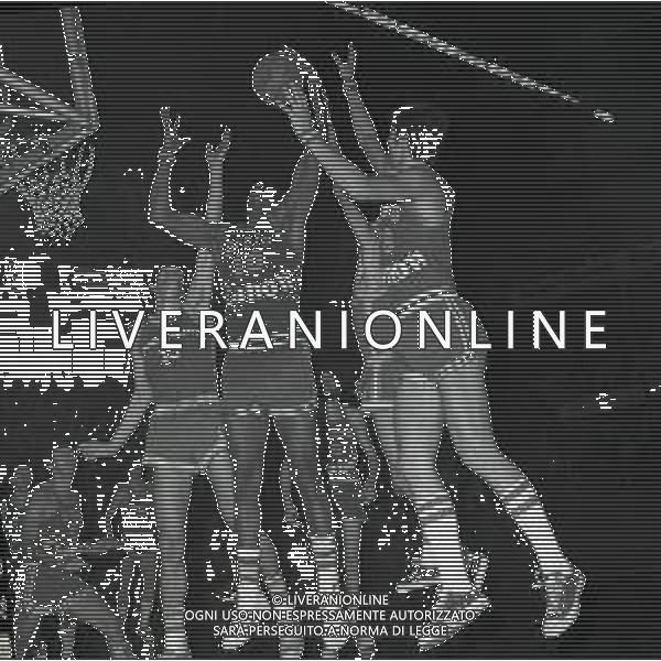 MILANO CAMPIONATO DI BASKET SERIE A 1974 1975 MOBILQUATTRO PRORA CANON VENEZIA NELLA FOTO AZIONE DI GIOCO AG ALDO LIVERANI SAS