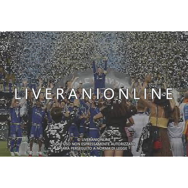 VERONA 02/06/2019 - Play off di serie BKT Hellas Verona - Cittadella. Partita di Ritorno nella foto: Esultanza e festeggiamenti a fine gara per la promozione in serie A del verona - premiazione giampaolo pazzini ©Claudio Zamagni/Agenzia Aldo Liverani / AGENZIA ALDO LIVERANI SAS