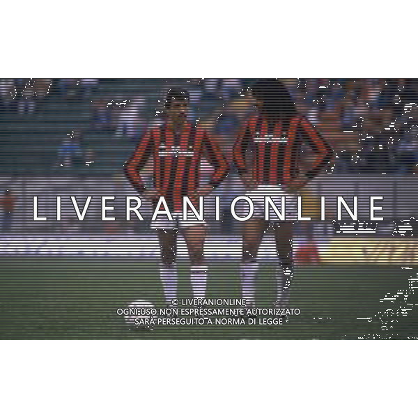 RETROSPETTIVA PIETRO PAOLO VIRDIS CALCIATORE NELLA FOTO PIETRO PAOLO VIRDIS CON LA MAGLIA DEL MILAN CALCIO E RUUD GULLIT AG ALDO LIVERANI SAS