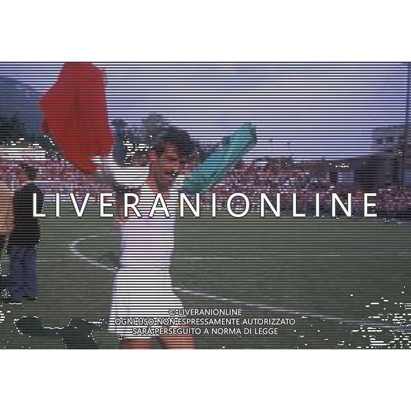 RETROSPETTIVA PIETRO PAOLO VIRDIS CALCIATORE NELLA FOTO PIETRO PAOLO VIRDIS CON LA MAGLIA DEL MILAN CALCIO FESTEGGIA LO SCUDETTO A COMO CON IL MILAN DI SACCHI ARRIGO AG ALDO LIVERANI SAS