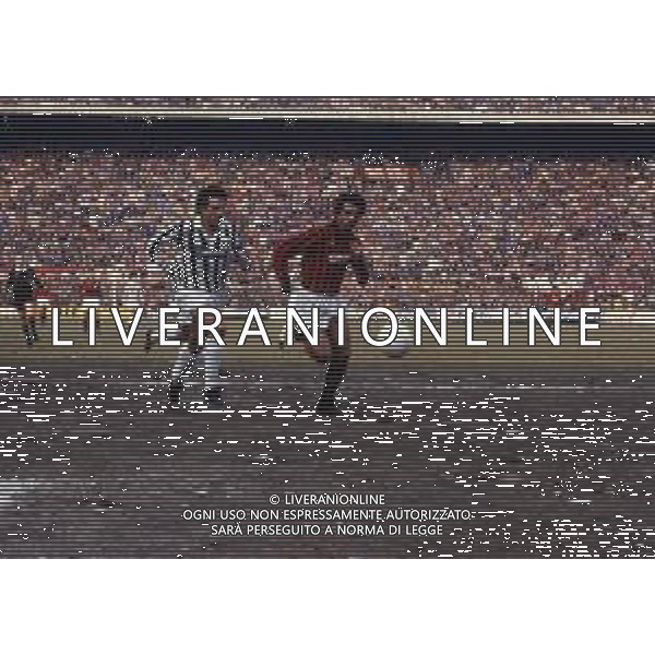 RETROSPETTIVA PIETRO PAOLO VIRDIS CALCIATORE NELLA FOTO PIETRO PAOLO VIRDIS CON LA MAGLIA DEL MILAN CALCIO E GAETANO SCIREA IN MILA JUVENTUS AG ALDO LIVERANI SAS