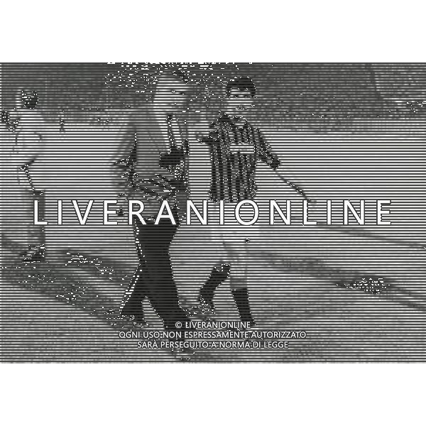 RETROSPETTIVA PIETRO PAOLO VIRDIS CALCIATORE NELLA FOTO PIETRO PAOLO VIRDIS CON LA MAGLIA DEL MILAN CON IL PRESIDENTE DEL MILAN GIUSEPPE FARINA AG ALDO LIVERANI SAS