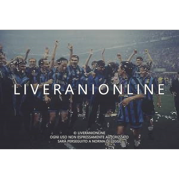 11-05-1994 MILANO-FINALE DI COPPA UEFA INTER SALISBURGO 1-0 NELLA FOTO I GIOCATORI DELL\'INTER FESTEGGIANO LA VITTORIA DELLA COPPA UEFA AG ALDO LIVERANI SAS