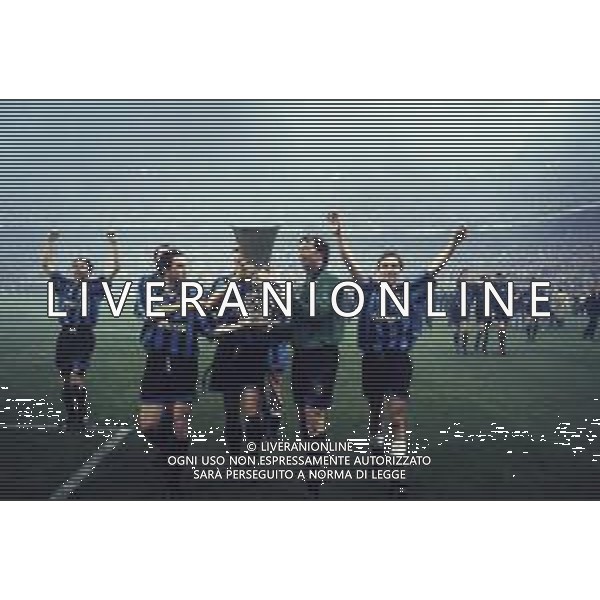 11-05-1994 MILANO-FINALE DI COPPA UEFA INTER SALISBURGO 1-0 NELLA FOTO I GIOCATORI DELL\'INTER FESTEGGIANO LA VITTORIA DELLA COPPA UEFA AG ALDO LIVERANI SAS