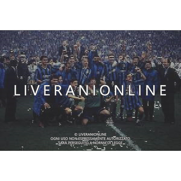 11-05-1994 MILANO-FINALE DI COPPA UEFA INTER SALISBURGO 1-0 NELLA FOTO I GIOCATORI DELL\'INTER FESTEGGIANO LA VITTORIA DELLA COPPA UEFA AG ALDO LIVERANI SAS