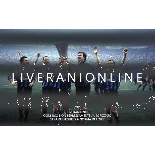 11-05-1994 MILANO-FINALE DI COPPA UEFA INTER SALISBURGO 1-0 NELLA FOTO I GIOCATORI DELL\'INTER FESTEGGIANO LA VITTORIA DELLA COPPA UEFA AG ALDO LIVERANI SAS