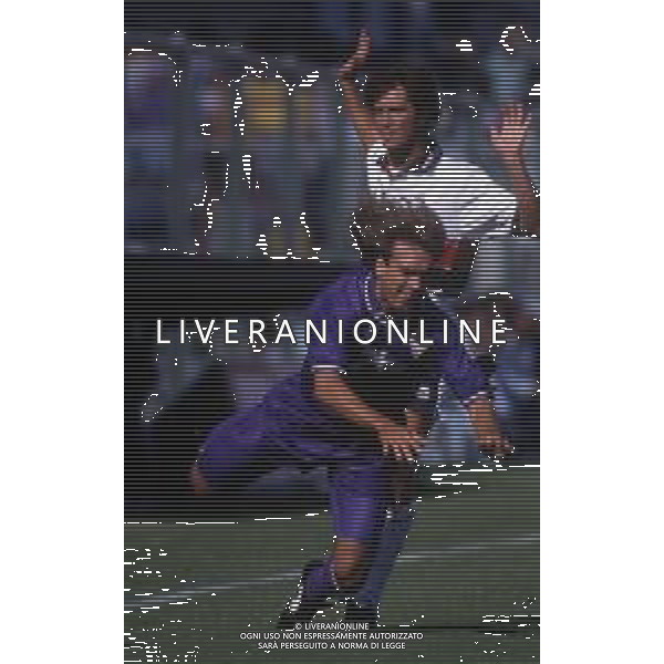 RETROSPETTIVA GABRIEL BATISTUTA CALCIATORE NELLA FOTO GABRIEL BATISTUTA CON LA MAGLIA DELLA FIORENTINA E FULVIO COLLOVATI AG ALDO LIVERANI SAS