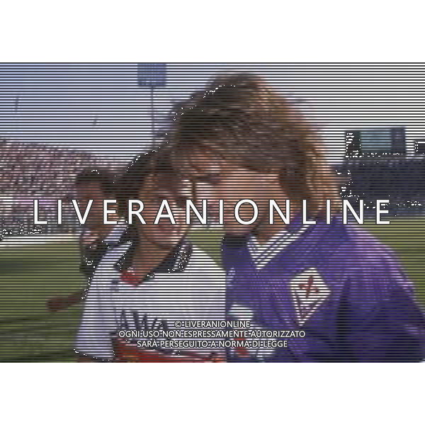RETROSPETTIVA GABRIEL BATISTUTA CALCIATORE NELLA FOTO GABRIEL BATISTUTA CON LA MAGLIA DELLA FIORENTINA CON ANDREA FORTUNATO AG ALDO LIVERANI SAS