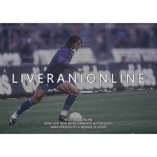 RETROSPETTIVA GABRIEL BATISTUTA CALCIATORE NELLA FOTO GABRIEL BATISTUTA CON LA MAGLIA DELLA FIORENTINA AG ALDO LIVERANI SAS